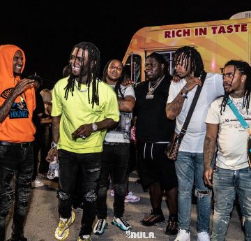 Balenciaga Shoul­der Tag Yel­low Shirt of Chief Keef on the Instagram account @chieffkeeffsossa