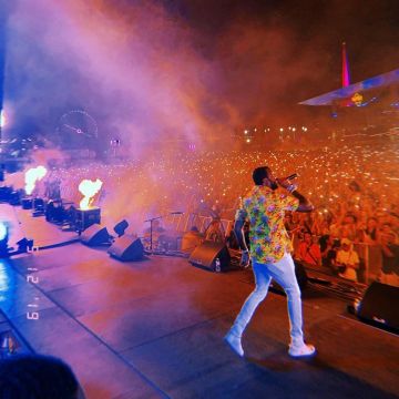 Sss World Corp Camisas Florales Amarillas de Meek Mill en la cuenta de Instagram @meekmill