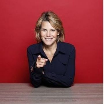 The dress midi buttoned with empiécements on the shoulders of Laura Tenoudji on the account Instagram of @lauratenoudji