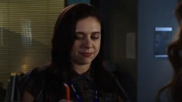 Barba de Verónica Camisa a cuadros de manga con volantes usada por Claire Conway (Bel Powley) en The Morning Show Temporada 01 Episodio 03