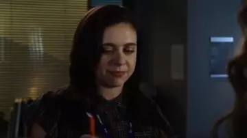 Veronica beard Volants à Carreaux à Manches Shirt porté par Claire Conway (Bel Powley) dans L'émission du Matin de la Saison 01 Episode 03