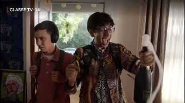 Polo rouge de Sam Gardner (Keir Gilchrist) dans Atypical (S03E04)