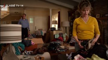 Pull yellow Elsa Gardner (Jennifer Jason Leigh) in Atypical (S03E04)