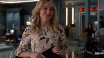 Dolce & Gabbana Ruffled Lily Print Dress usado por Marissa Morgan (Geneva Carr) en Bull Temporada 04 Episodio 07