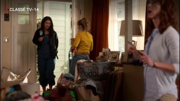 Leather jacket Izzie (Fivel Stewart) in Atypical (S03E04)