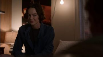 Chemise large bleu de Casey Gardner (Brigette Lundy-Paine) dans Atypical (S03E04)