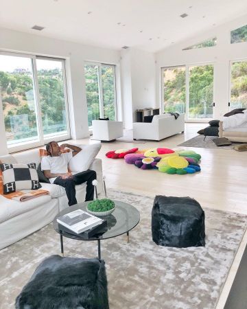 Hermès Orange Avalon throw blanket of Tyga on the Instagram account @tyga
