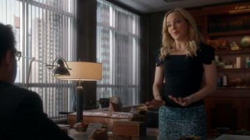 Falda estampada azul usada por Marissa Morgan (Geneva Carr) en Bull Temporada 04 Episodio 07