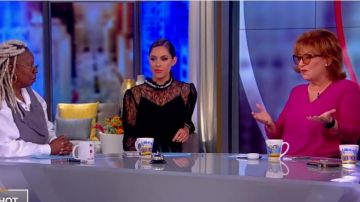 Alice + olivia Jew­el Black Crys­tal Lace Blouse worn by Abby Huntsman on The View November 05, 2019