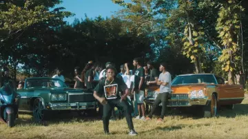 Dade Porter Poison Clan Imprimé Shirt porté par Denzel Curry dans la vidéo YouTube Denzel Curry - RICKY (Officiel Audio)