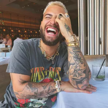 Le t-shirt Guns and Roses gris de Maluma sur son compte Instagram @maluma