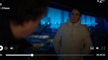 Chaqueta acolchada con cuello de Nina Auber (Annelise Hesme) en Nina S05 E01