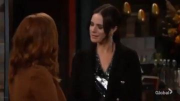 Abrigo negro de doble pecho de Topshop usado por Tessa Porter (Cait Fairbanks) como se ve en The Young and the Restless 5 de noviembre de 2019