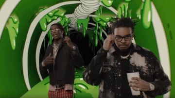 Un-Froid-Mur* Noir logo imprimé col roulé dessus de l'Inconnu dans la vidéo de musique Gunna - Trois Tête de Serpent ft. Young Thug [Vidéo Officielle]