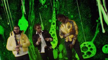 Undercover Yellow Back imprime la chaqueta bomber de Young Thug en el video musical Gunna - Three Headed Snake ft. Young Thug [Video Oficial]