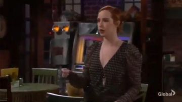 Lini Multi Carreaux Métalliques Wrap Top porté par Mariah Copeland (Camryn Grimes) comme on le voit sur les Jeunes et Les Agités 5 novembre 2019