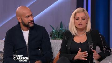 Blazer de cadena Moschino usado por Bebe Rexha en The Kelly Clarkson Show, 5 de noviembre de 2019