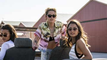 En soie imprimée-twill shirt de Sabina Wilson (Kristen Stewart) dans Charlie's Angels