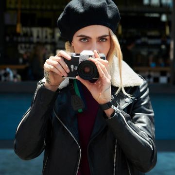Le français noir béret chapeau porté par Cara Delevingne sur l'Instagram account @caradelevingne