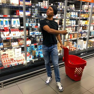 La paire de baskets Nike Air Jordan 1 mid bleu de Gambi sur son compte Instagram @gambinojetski