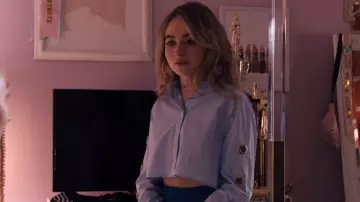 La chemise avec œillet de Harper Kreyman (Sabrina Carpenter) dans Tall Girl