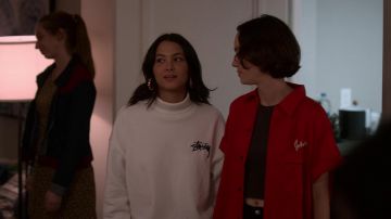 Stussy Weller Fleece Turtleneck Sweatshirt in white worn by Izzie (Fivel Stewart) in Atypical (S03E09)
