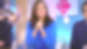 Le pull bleu cobalt col rond en laine mérinos de Marion Ruggieri dans C à vous le 06.11.2019