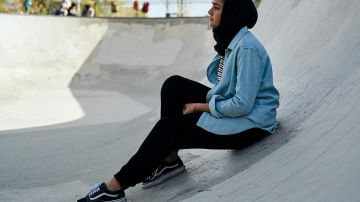 Zapatillas Vans negras usadas por Hala Masood (Geraldine Viswanathan) en Hala
