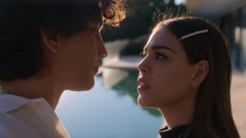 Pearl Hair Strips worn by Lu (Danna Paola) as seen in Elite (S02E02)