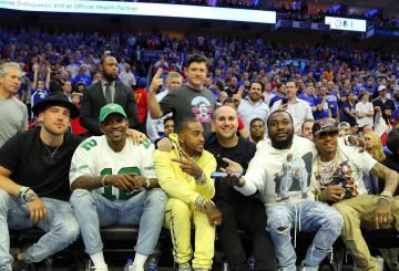 Off blanco Slim Fit Crystal Embellished Bordado Distressed of Meek Mill en la cuenta de Instagram @meekmill