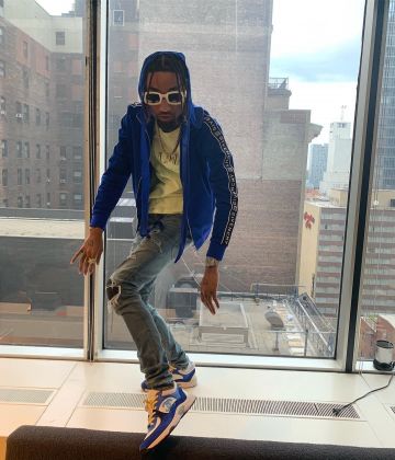 Chaqueta de pista de rayas con el logotipo de Givenchy Blue de Pnb Rock en la cuenta de Instagram @pnbrock
