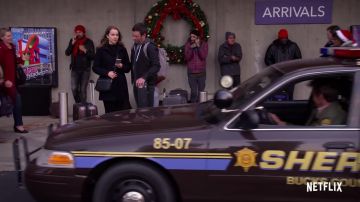 Abrigo de lana para caminar usado por Emmy Quinn (Bridgit Mendler) en Merry Happy Whatever (S01)