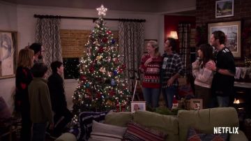 Artificial Christmas Tree of Don (Dennis Quaid) in Merry Happy Whatever (S01)