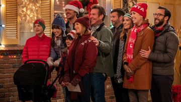 Eddie Bauer Red CirrusLite Down Jacket usado por Sean Jr. (Mason Davis) en Merry Happy Whatever (S01)