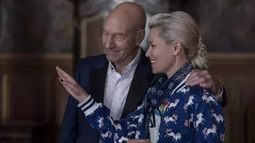 Alice + Olivia Unicorn estampada chaqueta bomber en azul de Bosley (Elizabeth Banks) como se ve en Los ángeles de Charlie