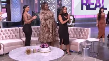 Robe noire portée par Adrienne Bailon sur La Vraie novembre 6,2019