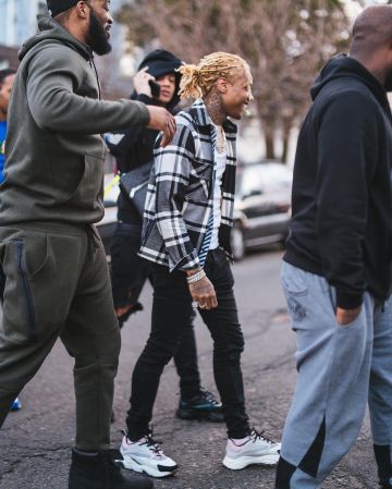 Off-white Sten­cil Plaid Flan­nel Shirt of Lil Durk on the Instagram account @durkioworld