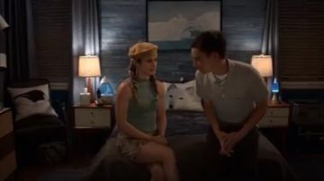 Urban Outfitters Chérubin maille mini jupe portée par Paige (Jenna Boyd) dans Atypiques Saison 3 Épisode 6