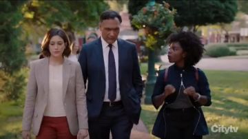 Theory Staple Wool & Silk Blend Blazer usado por Sydney Strait (Caitlin McGee) en Bluff City Law Temporada 01 Episodio 07