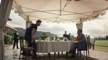 Le décanteur carafe à vin dans Jack Ryan Saison 2 Episode 6