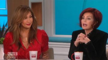 Saloni Floral Rouge Robe en Soie porté par Carrie Ann Inaba sur Le discours du 6 novembre 2019