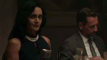 Le collier de perle blanc nacré de Hanin (Dina Shihabi) dans Jack Ryan (S02E07)