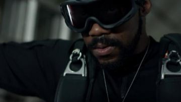 Le masque de ski noir de James Greer (Wendell Pierce) dans Jack Ryan (S02E03)