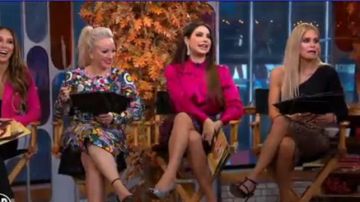 Helmut Lang Top negro de punto de un hombro usado por Jackie Goldschneider en Good Morning America noviembre 06, 2019
