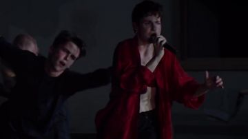 Chemise rouge oversize portée par Christine and the Queens dans Christine and the Queens - L'étranger (Apple Music Live at Salle Pleyel)