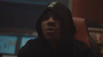 Helmut lang Smart People Wear Hoodie usado por G Herbo en el video de YouTube G Herbo - Wilt Chamberlin (Video Oficial)