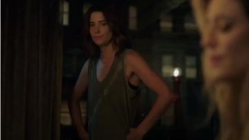 Camiseta sin mangas de algodón tie-dye verde usada por Dex Parios (Cobie Smulders) en Stumptown Temporada 1 Episodio 6
