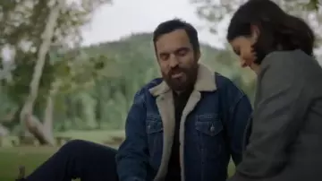 Chaqueta de mezclilla blue Oh G Borg Lines usada por Grey McConnell (Jake Johnson) en Stumptown Temporada 1 Episodio 6