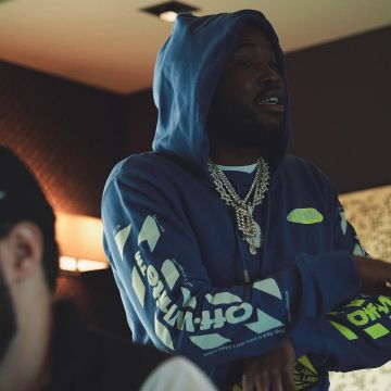 Off White Hoodie of Meek Mill en la cuenta de Instagram @meekmill