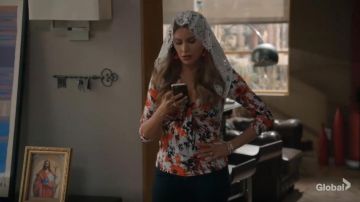Roberto cavalli Imprimé Jersey Stretch Haut porté par Gloria Delgado-Pritchett (Sofia Vergara) dans Modern Family Saison 11 Episode 06